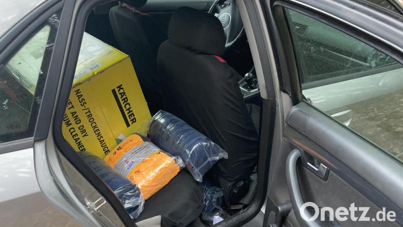 Waren im Wert von rund 1800 Euro lud der Paketausfahrer in sein Privatauto um. Bild: PI Schwandorf/exb