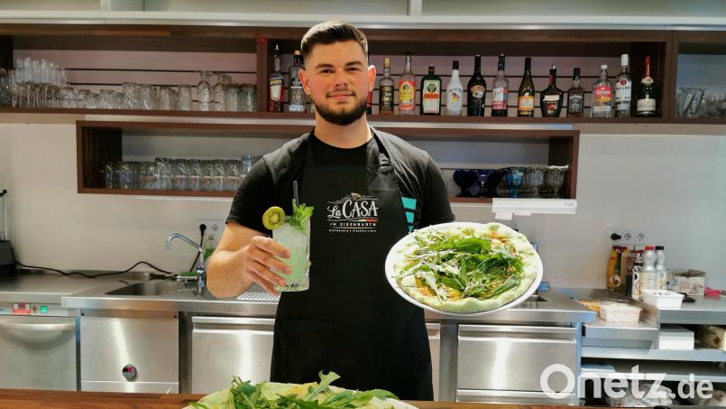 Pizza und Cocktail in Grün: Damit bereichert Ardi Iseni im &quot;La Casa im Eisenbarth&quot; Oberviechtachs &quot;Grüne Woch&quot; . Bild: Portner