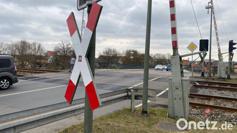 Am Bahnübergang in Nabburg wird eine Reparaturmaßnahme an Gleis und Fahrbahn erforderlich. Bild: Wilhelm Amann