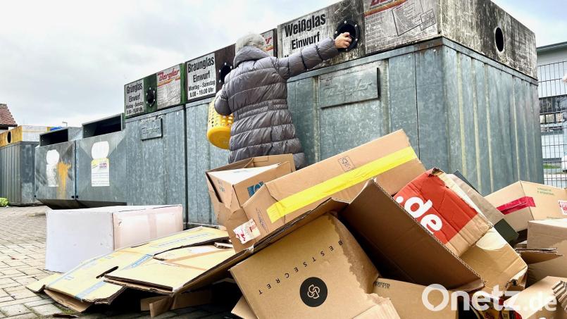 Die Kameraaufnahmen zeigen: Trotz Schlitzcontainern legen Personen große Mengen an Karton und Papier direkt neben den Presscontainern ab. Archivbild: Gabi Schönberger