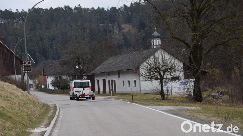 Durch Adertshausen wird zu schnell gefahren. Das war Thema bei der Bürgerversammlung im Dorf. Eine Geschwindigkeitsmessanlage ist bereits aufgestellt. Es könnte aber auch geblitzt werden, hieß es in der Marktratssitzung. Bild: bö
