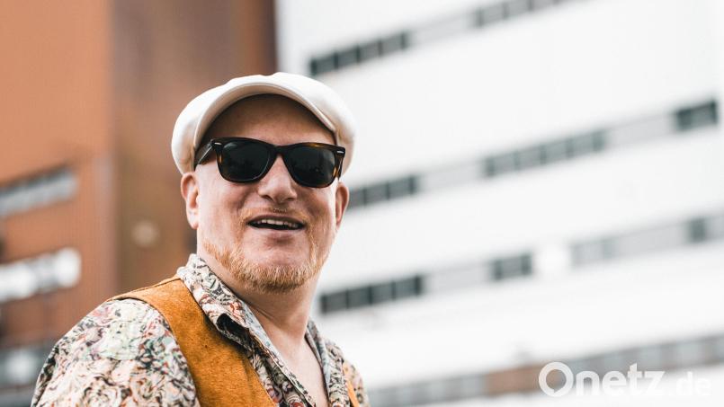 Flo Mega kommt auf den Schafferhof in Neuhaus bei Windischeschenbach. Bild: Stefan Strassenburg/exb