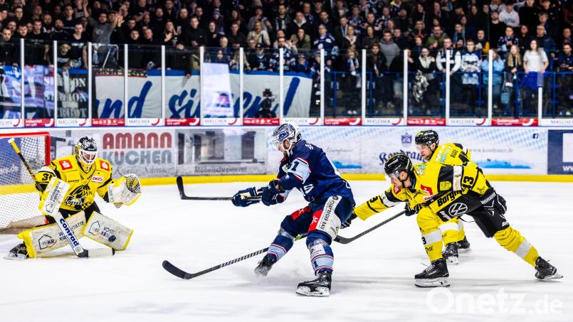 Szenen aus dem zweiten Spiel im Play-off-Viertelfinale der DEL2 zwischen den Blue Devils Weiden (blaue Trikots) und den Krefeld Pinguinen am Freitag, 14. März 2025. Krefeld gewann mit 3:2. Bild: Tobias Neubert