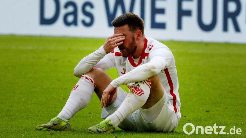 Für Christian Kühlwetter und Jahn Regensburg sieht es in der 2. Liga düster aus. Bild: Roland Weihrauch/dpa