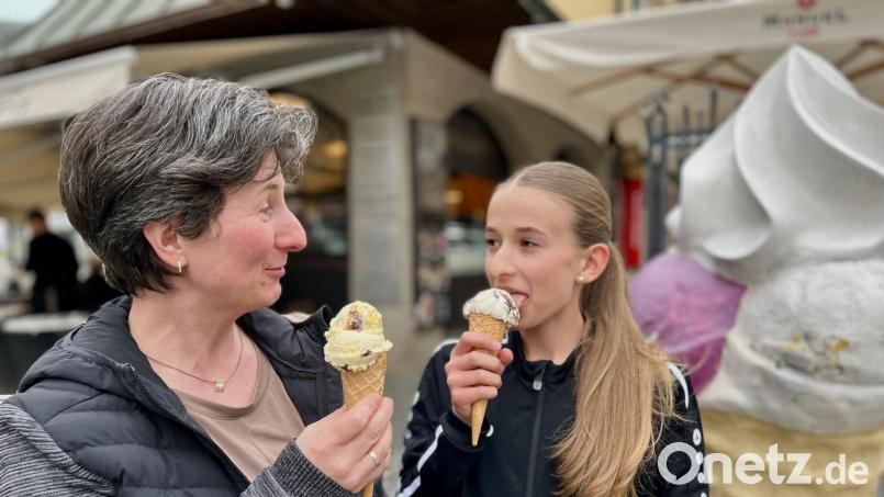 Für Silke und ihre Tochter Sarah läuft die Eis-Saison schon. Die beiden genießen vor dem Eiscafé Dolce Vita in Weiden Eis in der Waffel. Bild: Gabi Schönberger