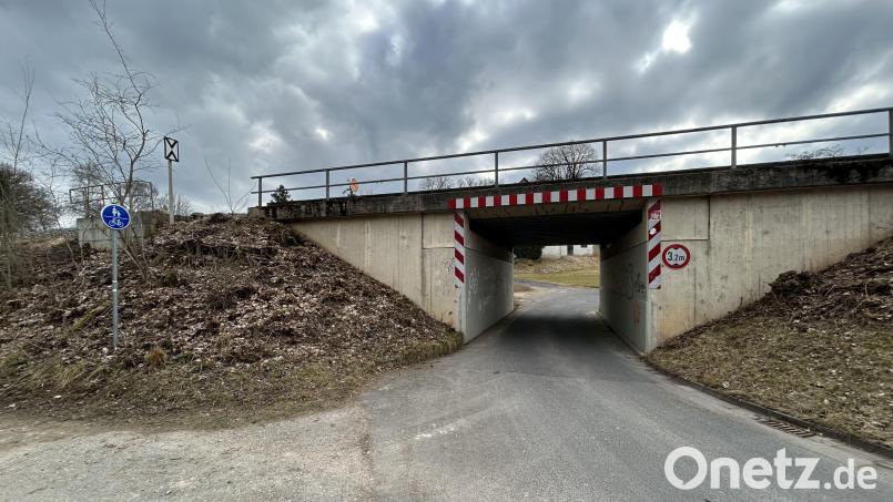Diese Bahnunterführung verbindet den Hitzelmühlweg mit der Schillerstraße. Von einer Anbindung der Loderhofstraße auf diese Trasse verspricht sich die Mehrheit des Stadtrates eine Entlastung der angespannten Verkehrssituation im bevölkerungsreichsten Stadtteil Sulzbach-Rosenbergs. Bild: Andreas Royer