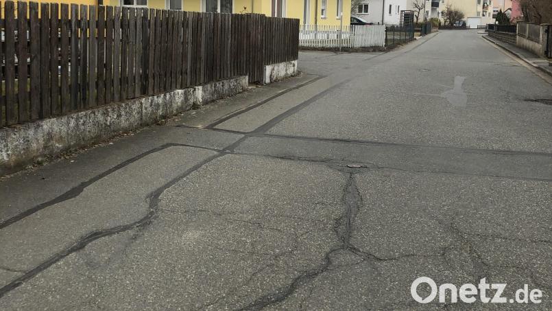 Gleich bei der Einfahrt von der Etzenrichter Straße sieht man, dass der Drosselweg sanierungsbedürftig ist. Bild: sei