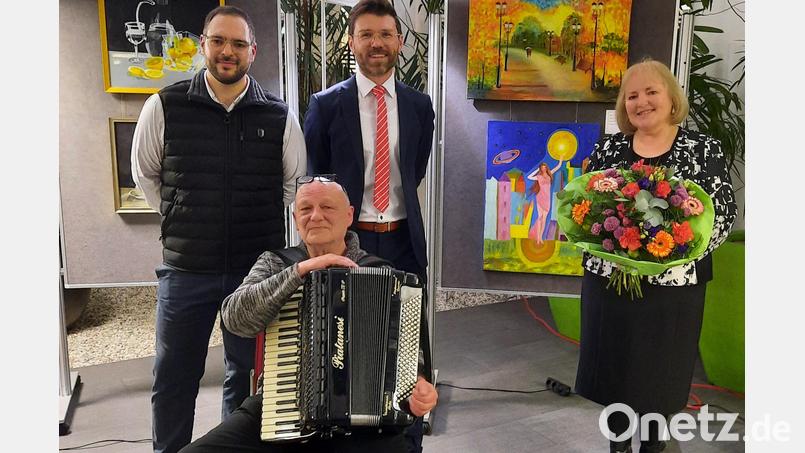 Die Künstlerin Olga Nasseide (rechts) präsentiert mit ihrem Sohn Robert Nasseide (von links), Musiker Fredy Granzer und stellvertretendem Gebietsdirektor Martin Maier ihre Werke. Bild: Sparkasse, Ulrike Lorenz/exb