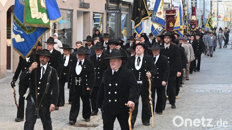 Gesellenvereine der Zimmerer, Schreiner und Maurer zogen mit ihren Zunftfahnen vom Schrannenplatz zur Basilika St. Martin, vorneweg mit dabei Josef Donhauser, (Zweite Reihe, Mitte) der Vorsitzende des örtlichen Gesellenvereins der Zimmerer und Schreiner. Bild: gf