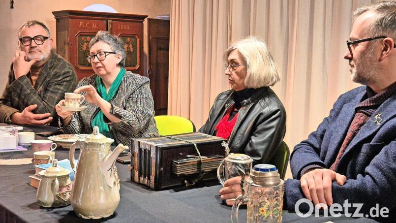 Egal welche Antiquität auf den Tisch kam – hier unterschiedliches Porzellan, Krüge und eine Ziehharmonika, alles aus der Zeit um 1900 – die Experten überzeugten mit Fachwissen. Ihre Einschätzungen gaben (von links) Wolfgang Bunk, Sabine Zehentmeier-Lang, Silvia Glaser, Georg Strehl und Stefan Gruhle (nicht auf dem Bild). Bild: Torsten Ernstberger/fph