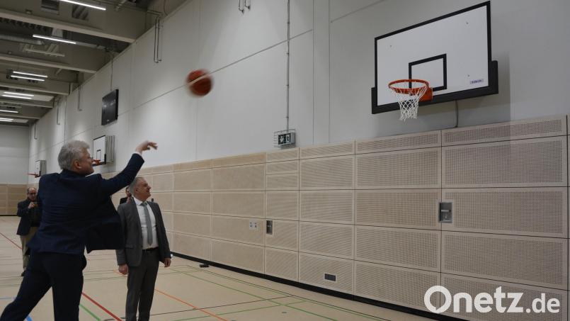 Landrat Roland Grillmeier und Schulleiter Matthias Weiser (links) beim Basketball-Vergleich. Bild: jr