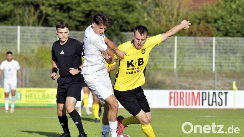 Paul Götz (rechts) traf für den FC Amberg zum zwischenzeitlichen 1:1-Ausgleich gegen den 1. FC Bad Kötzting. Archivbild: Hubert Ziegler