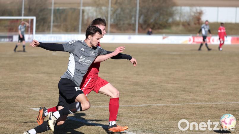 Auf der Überholspur: Kilian Heldmann (graues Trikot) von der SV Grafenwöhr zieht an seinem Tännesberger Gegenspieler Justin Lysyuk vorbei. Bild: Dieter Jäschke