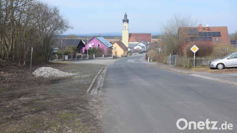 Auf der Fläche (links) gegenüber dem Friedhof in der Hirschauer Straße wird sich in Zukunft der Abfallcontainerstandort befinden. Bild: fz