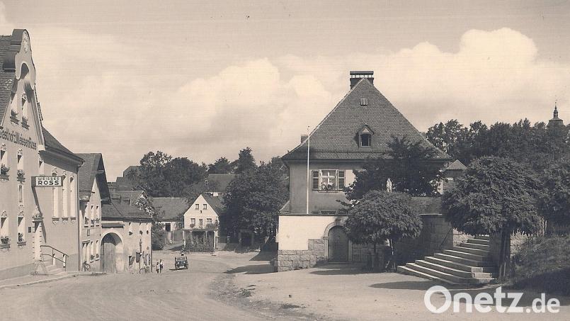 Der Pfarrhof am Kirchplatz in Wiesau befindet sich in Nachbarschaft des Anwesens Stefflwirt (links im Bild). Darunter - in Richtung Tal - erkennt man den ehemaligen (heute deutlich veränderten) Aslhof. Unten sieht man das inzwischen verschwundene Lebensmittelgeschäft Härtl. Aus den Bäumen (rechts oben) spitzt der Turm der Kreuzbergkirche hervor. Bild: Archiv Werner Robl