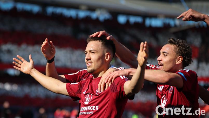 Der Nürnberger Julian Justvan jubelt mit seinen Kollegen über seinen Treffer zum 2:0 gegen Fürth. Bild: Daniel Karmann/dpa