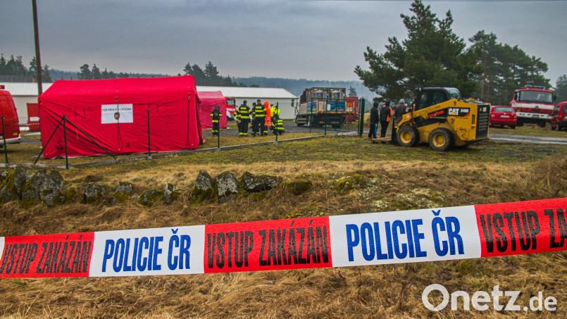 Einsatzkräfte arbeiten hinter dem abgesperrten Bereich einer Hühnerfarm, nach Ausbruch der Vogelgrippe (H5N1). Symbolbild: Uhlíø Patrik/dpa