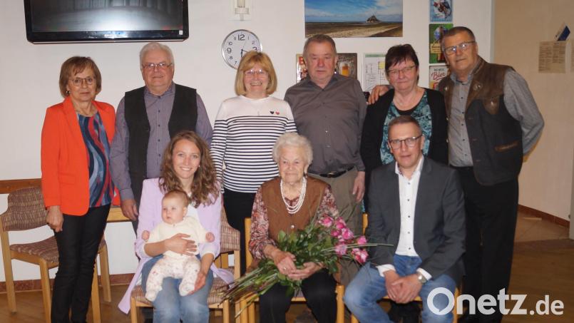 Anna Oppitz (vorne, Mitte) feiert ihren 100. Geburtstag. Dazu gratulieren die Kinder mit Partnern, Ururenkelin Matha mit Mama Lena sowie ihr erster Enkel Markus Schwarzbauer. Bild: slh