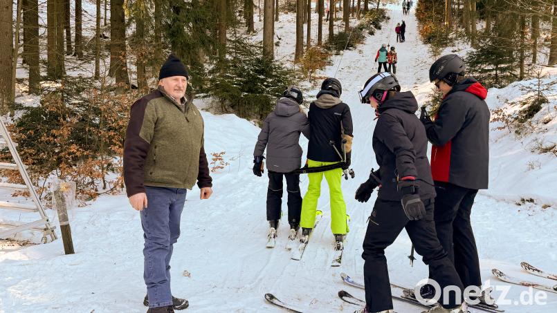 Alfons Lang hatte im Januar am Eröffnungswochenende gut zu tun. Rund 100 Nutzer zählte der Betreiber des Skilifts in Pfaben. Nach nur elf Tagen war es mit dem Skivergnügen auch schon wieder vorbei. Bild: rw