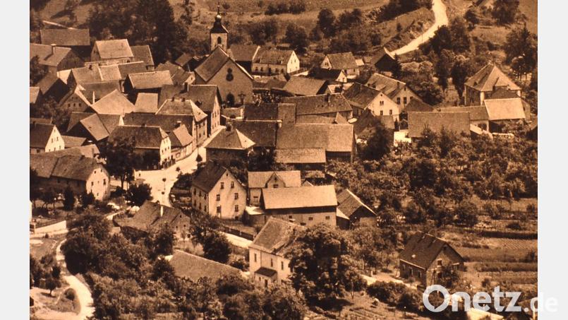 Dieses Luftbild diente als Vorlage für das Bild: Wutschdorf in den 1950er-Jahren. Damals standen noch viele alte Bauernhäuser, unter anderem beim Ochsenwirt, beim Kochschreiner und beim Bojerhansl. Bild: Archiv Heimat- und Kulturverein Freudenberg