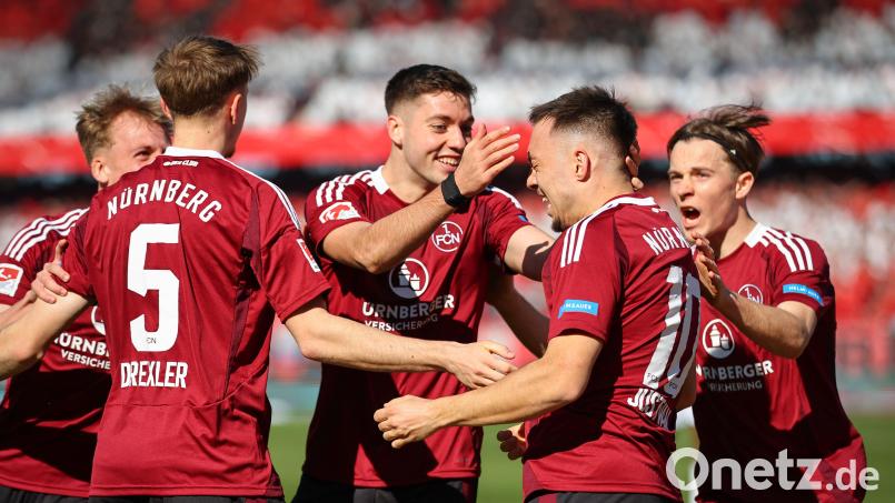 Der Club hat derzeit einiges zu bejubeln: Beim 3:0 gegen Fürth vor allem Tore von Stefanos Tzimas (Mitte) und Julian Justvan (Zweiter von rechts). Nach dem Sieg gegen den Nachbarn ist der 1. FC Nürnberg mitten im Aufstiegsrennen zur Bundesliga. Bild: Daniel Karmann/dpa