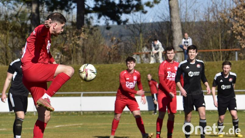 Tarkan Özdemir (links) vom TV Nabburg vergibt in dieser Szene eine Chance. Der TV spielte gegen den SC Katzdorf 0:0. Bild: ham