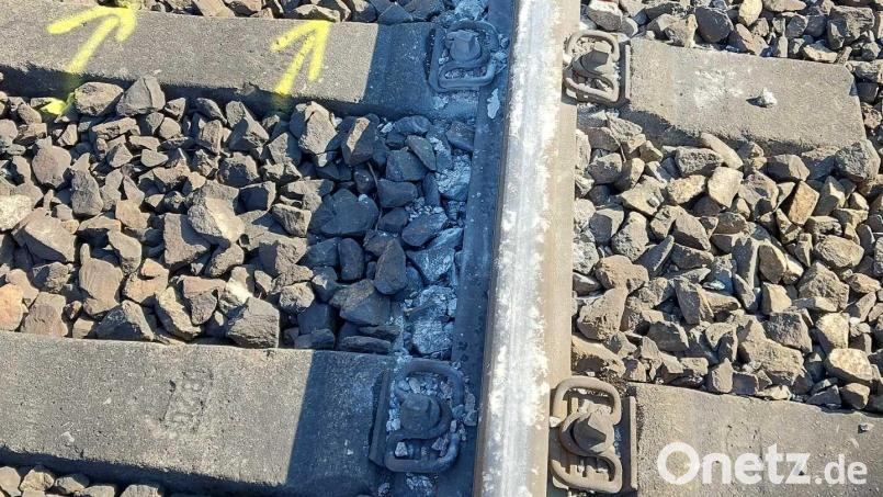 Am Sonntagnachmittag hat ein bislang Unbekannter in Burgweinting bei Regensburg Steine auf eine Schiene gelegt. Bild: Bundespolizei Waldmünchen