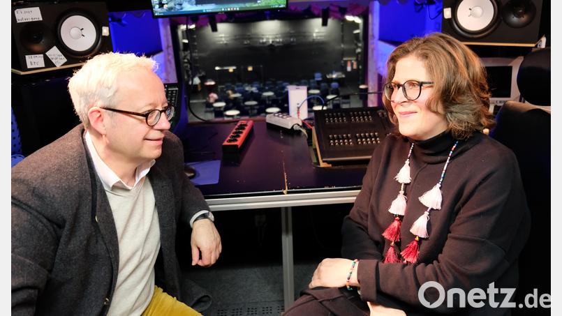 Kulturreferent Fabian Kern und Journalistin Anke Schäfer produzieren die Podcasts im Stadttheater. Bild: Stadttheater Amberg/exb