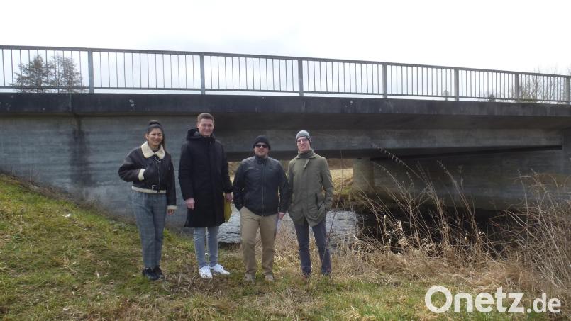 Yildirim Demet, Björn Letz, Hannes Neudam und Lois Seifart (von links) erläutern als Vertreter des Staatlichen Bauamtes die Schritte der Brückenerneuerung. Bild: mad