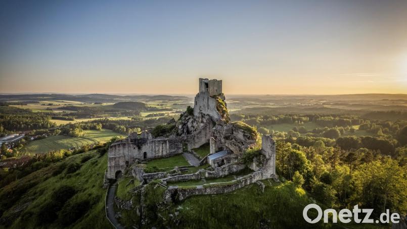 Die Burgruine Flossenbürg ist das Wahrzeichen des Naturparks Nördlicher Oberpfälzer Wald. Bild: Thomas Kujat/exb