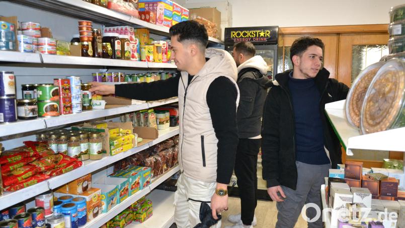 Drei junge syrische Männer beim Einkaufen im &quot;Al Abbas&quot;: Aktuell überwiegt die arabische Kundschaft. Bild: tss