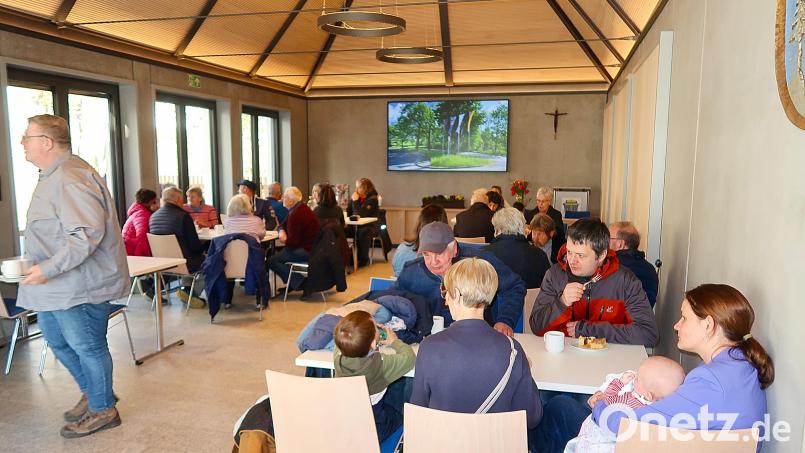 Groß war das Interesse beim Tag der offenen Tür im neuen Rathaus. Im Sitzungssaal gab es eine ausführliche Film- und Bilderpräsentation. Bild: bsc