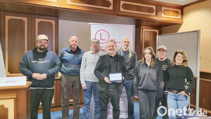 In Weiden hat sich die Liste &quot;Soziale Bürger Weiden&quot; e.V. gegründet. Die Vorstandschaft (von links): Dominik Brohm, Josef Gebhardt, Abdullah Ugur, erster Vorsitzender Ali Daniel Zant, zweiter Vorsitzender Detlef Prölß, India Zant, Aaron Zant und Silke Schröck. Bild: Julia Zant