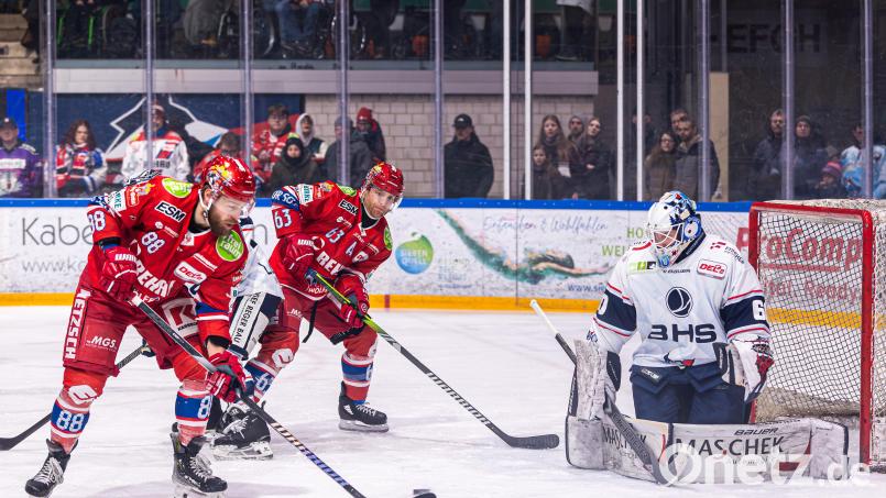 Den Selber Wölfen (rote Trikots) fehlt im Play-down-Duell gegen den ESV Kaufbeuren nur noch ein Sieg, um die Serie zu entscheiden. Der Tabellenletzte der Hauptrunde wäre dann sicher auch kommende Saison in der DEL2. Archivbild: Werner Moller