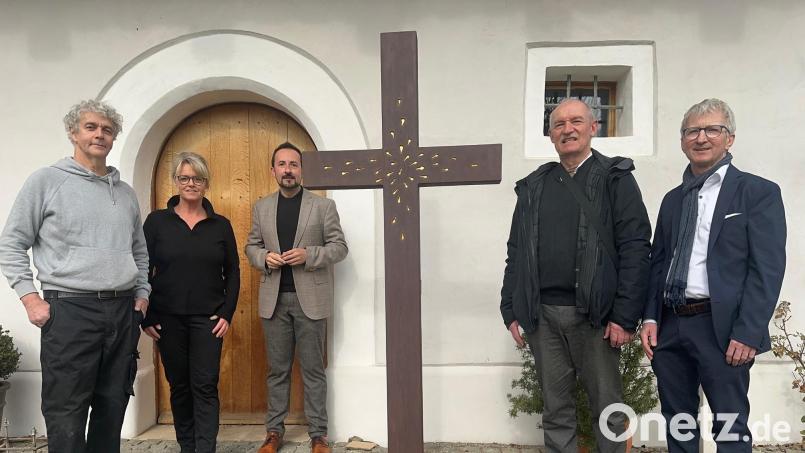 Präsentieren das neue Gipfelkreuz für den Monte Kaolino (von links): das Künstler-Ehepaar Robert Diem und Gina Uber, die Pfarrer Stefan Fischer und Heinrich Arweck sowie Vorstand Klaus Wild von der Raiffeisenbank Hirschau. Bild: hdk