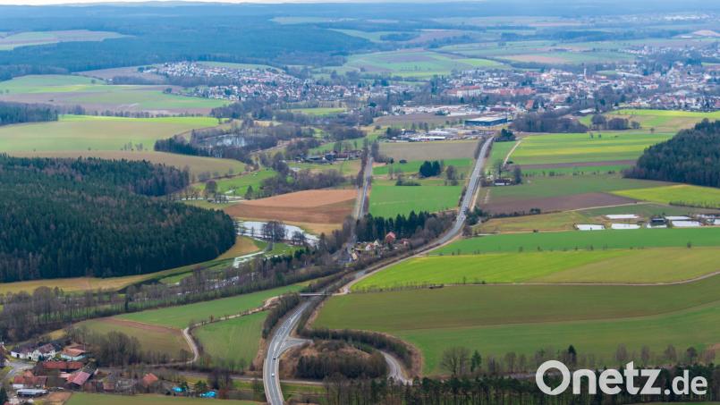 Vom Grenzübergang bei Hundsbach bis zum Stadtgebiet Waldsassen (hinten) verläuft die Bundesstraße 299 schon seit Jahren auf einer neuen Trasse. Für die Fortsetzung im Abschnitt Waldsassen–Kondrau liegt die Baugenehmigung vor, die Freigabe für den Baubeginn aber steht noch aus. Archivbild: mür