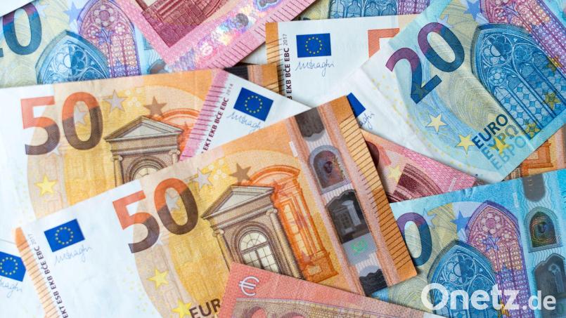 Trotz größerer Investitionen will die Gemeinde Ebnath keine neuen Kredite aufnehmen. Symbolbild: Monika Skolimowska/dpa