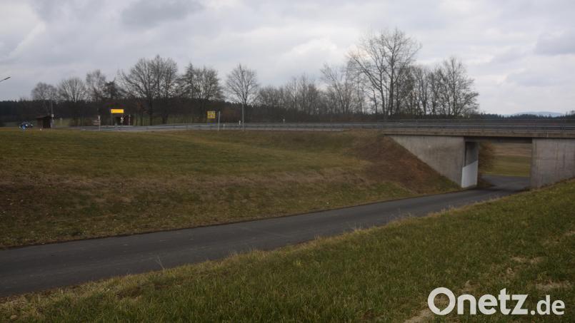 Links am Bildrand ist die Bushaltestelle an der Staatsstraße Richtung Weiden zu sehen. Der Weg durch die Unterführung mit anschließender Treppe würde eine Umweg von 100 Meter bedeuten. Bild: fz