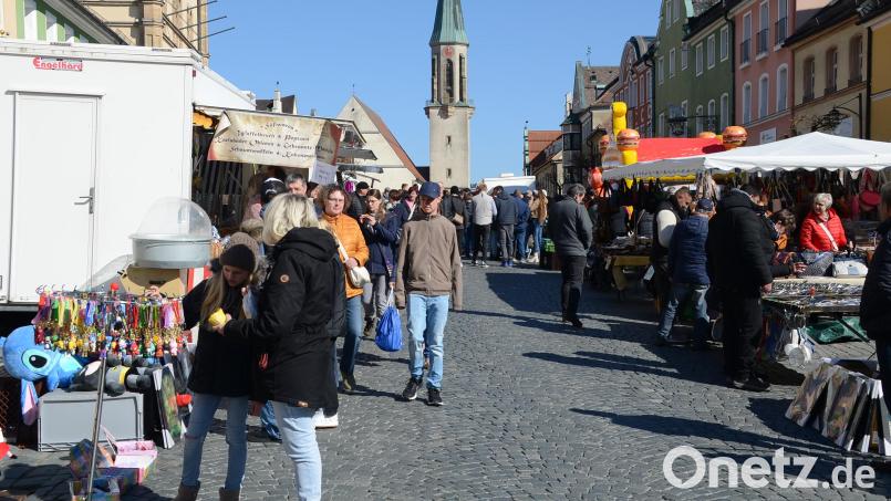 Bei herrlichem Sonnenschein flanierten viele Besucher durch den Frühlingsmarkt. Bild: ak