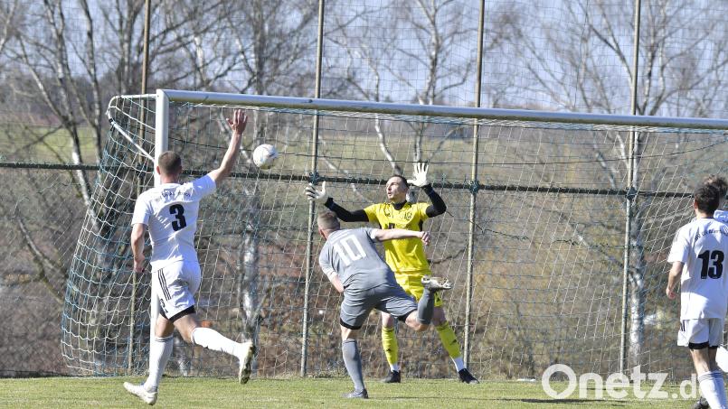 Michael Diepold (2.v.r.) vom FC Tremmersdorf köpft zum 1:1 gegen den SV 08 Auerbach ein. Über die Punkteteilung im Spitzenspiel freut sich vor allem die Konkurrenz aus Schirmitz und Erbendorf. Bild: Hubert Ziegler