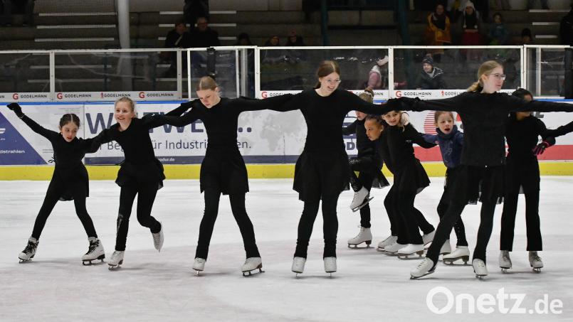 Die Eiskunstläuferinnen des ESC Amberg krönten die Saison mit dem großen Abschluss-Schaulaufen. In der Gruppe 1b sind die Mädchen 7 bis 12 Jahre alt. Bild: Petra Hartl