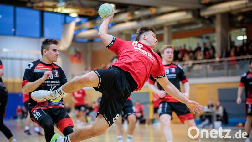 Florian Bauer und seine Kollegen vom HV Oberviechtach spielten 26:26 gegen die SG Regensburg II. Bild: Günter Uschold