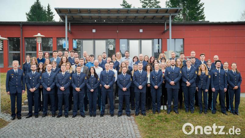 Zentral bei der Bereitschaftspolizei in Nabburg begrüßt das Polizeipräsidium Oberpfalz seine aktuellen personellen Neuzugänge. Bild: Polizeipräsidium Oberpfalz/Tobias Weingärtner/exb