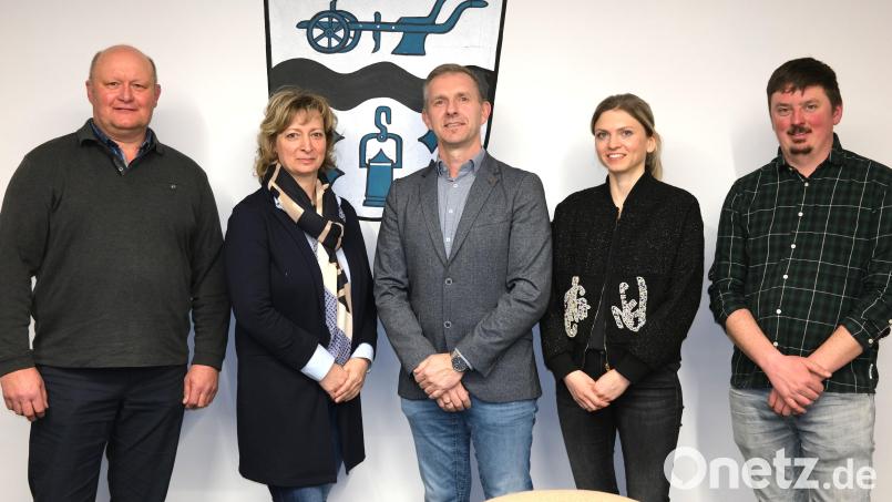 Der Gemeinderat Schwarzach hat sich personell neu aufgestellt. Das Bild zeigt von links den dritten Bürgermeister Joachim Schießl, zweite Bürgermeisterin Karin Scheuerer-Pamler, Bürgermeister Michael Wilfahrt und die Vertreter für die Verbandsversammlung, Franziska Danner und Andreas Süß. Bild: Hirsch