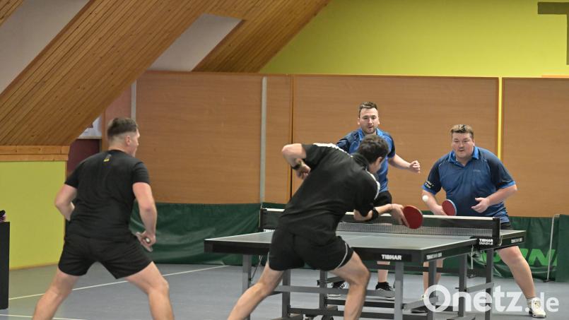 Die Kümmersbrucker (hinten) besiegten Schnaittenbach mit 7:3. Bild: Ziegler