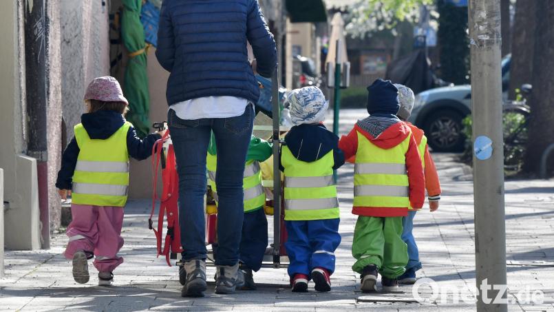 Kleine Entdecker unterwegs. Gibt es in Weiden genügend Kitaplätze? Die neue Bedarfsplanung der Jugendhilfe macht Hoffnung, dass jedes Kind einen Platz erhält. Symbolbild: Peter Kneffel/dpa