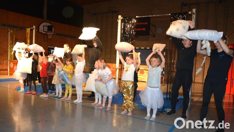 „Frau Holle schüttelt Kissen aus“ – so lautete hier das Motto. Bild: jr