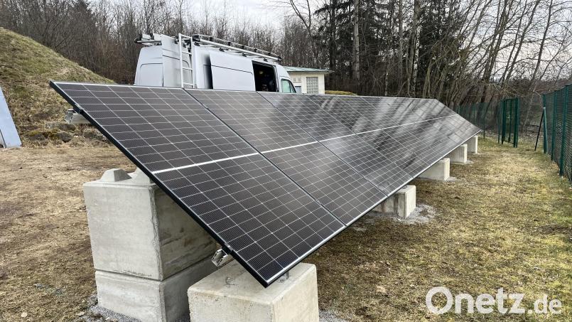 Mit der neuen PV-Anlage vor dem Hochbehälter des Zweckverbandes in Pondorf sollen die laufenden Kosten gesenkt werden. Bild: amö