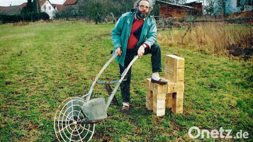 Künstler Max Bresele lebte in Uckersdorf im Landkreis Schwandorf. Er verstarb im Jahr 1998. Eine neue Biografie erinnert an den unangepassten Kreativen, hier mit einem sogenannten &quot;Karren der Depression&quot;. Bild: Kunstverein Weiden/exb