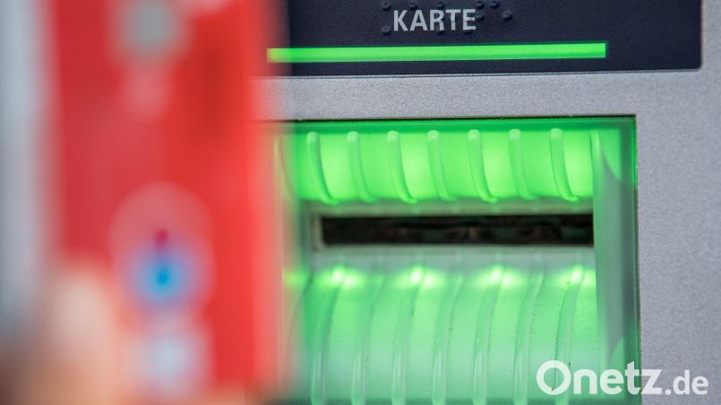 Mit einer gestohlenen Bankkarte hat ein Unbekannter in Sulzbach-Rosenberg Geld abgehoben. Symbolbild: Fabian Sommer/dpa